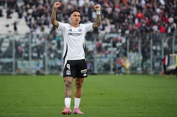 Javier Correa le entrega la mejor noticia a Fernando Ortiz en Colo Colo