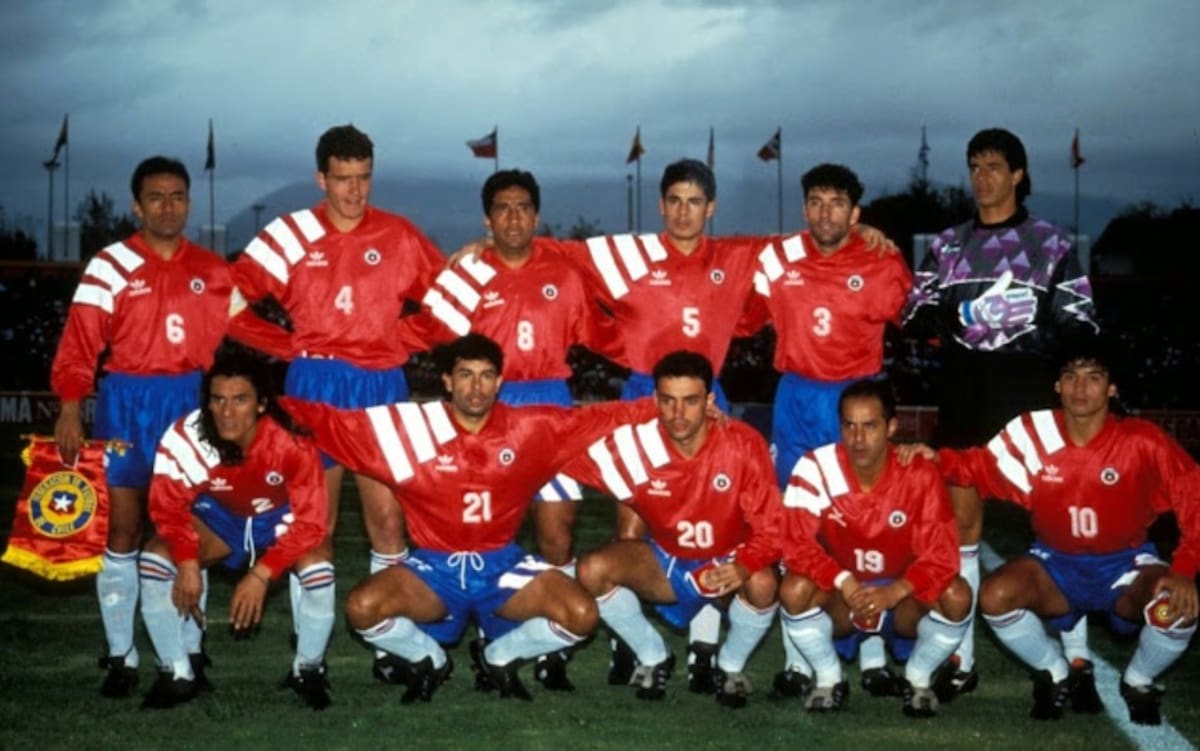 Derrota ante Paraguay 0-1, en Cuenca. Arriba: Pizarro, Margas, Lepe, Ramírez, Vilches y Toledo. Agachados: Mendoza, Castillo, Sierra, Figueroa y Estay. Margas saldría expulsado a los 81' por foul a Roberto Cabañas, autor del gol.