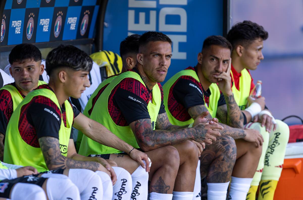 Nueva voz de mando: es suplente para Fernando Ortiz, pero clave para Colo Colo fuera de la cancha