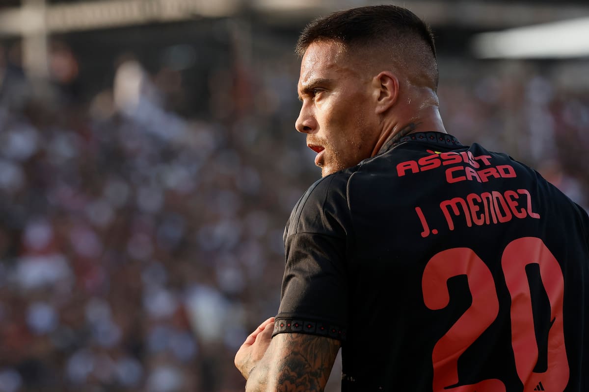 El defensor de Colo-Colo no tiene la intención de salir. Foto: Agencia Aton.