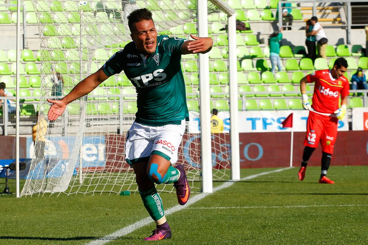 El atacante de 36 años marcó 10 goles en la temporada 2026 con Santiago Wanderers. Foto: Agencia Aton.