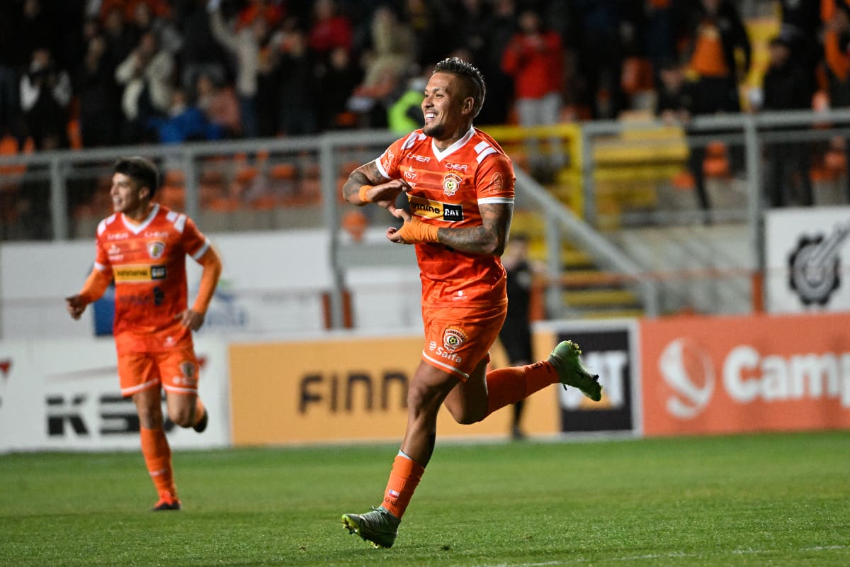 Javier Parraguez ha anotado dos goles desde su llegada a Cobreloa, mismo número de expulsiones con la camiseta naranja. (Foto: Aton)