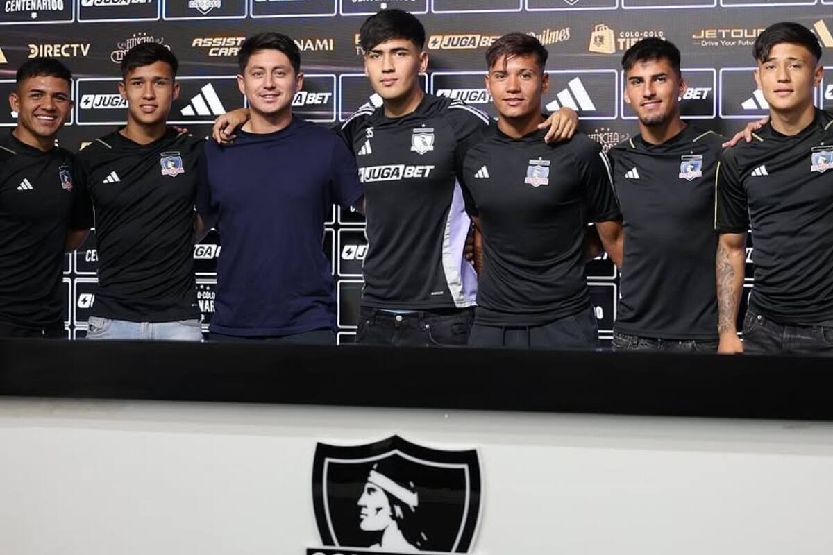 firmando contrato con Colo Colo. Foto: @aim.futbol.