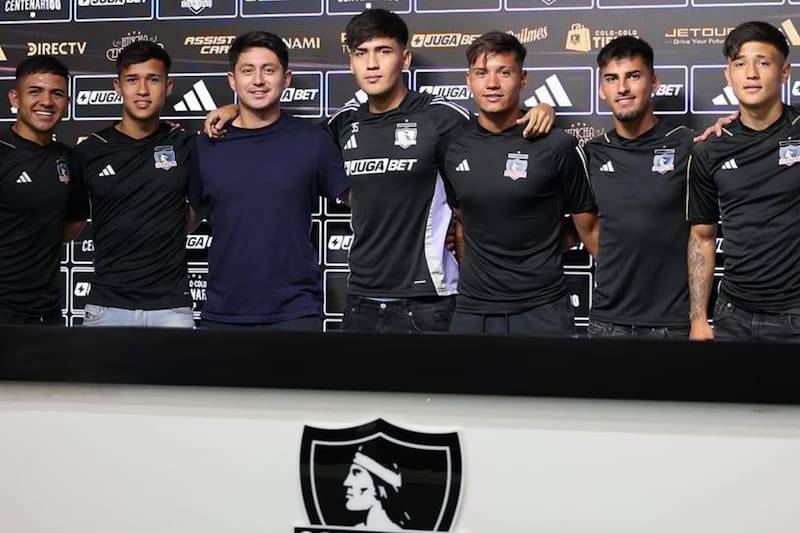 firmando contrato con Colo Colo. Foto: @aim.futbol.