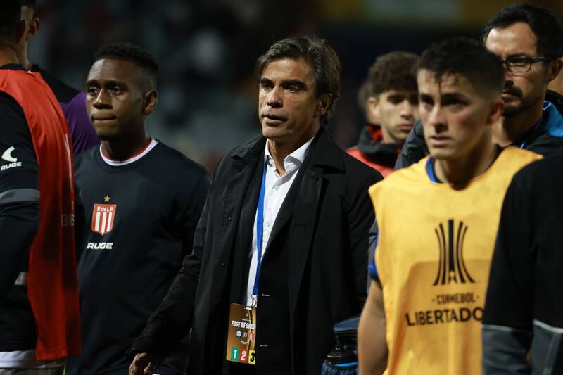 entrenador de Huachipato, durante el partido ante Estudiantes de La Plata por la Copa Libertadores. Foto: Agencia Aton.