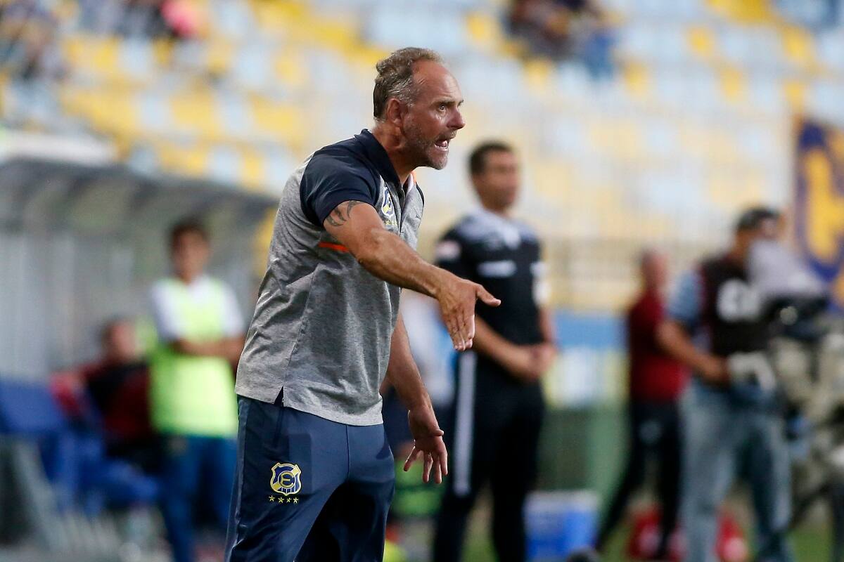 El entrenador ha salvado tres veces a Everton del descenso. Foto: Agencia Aton.