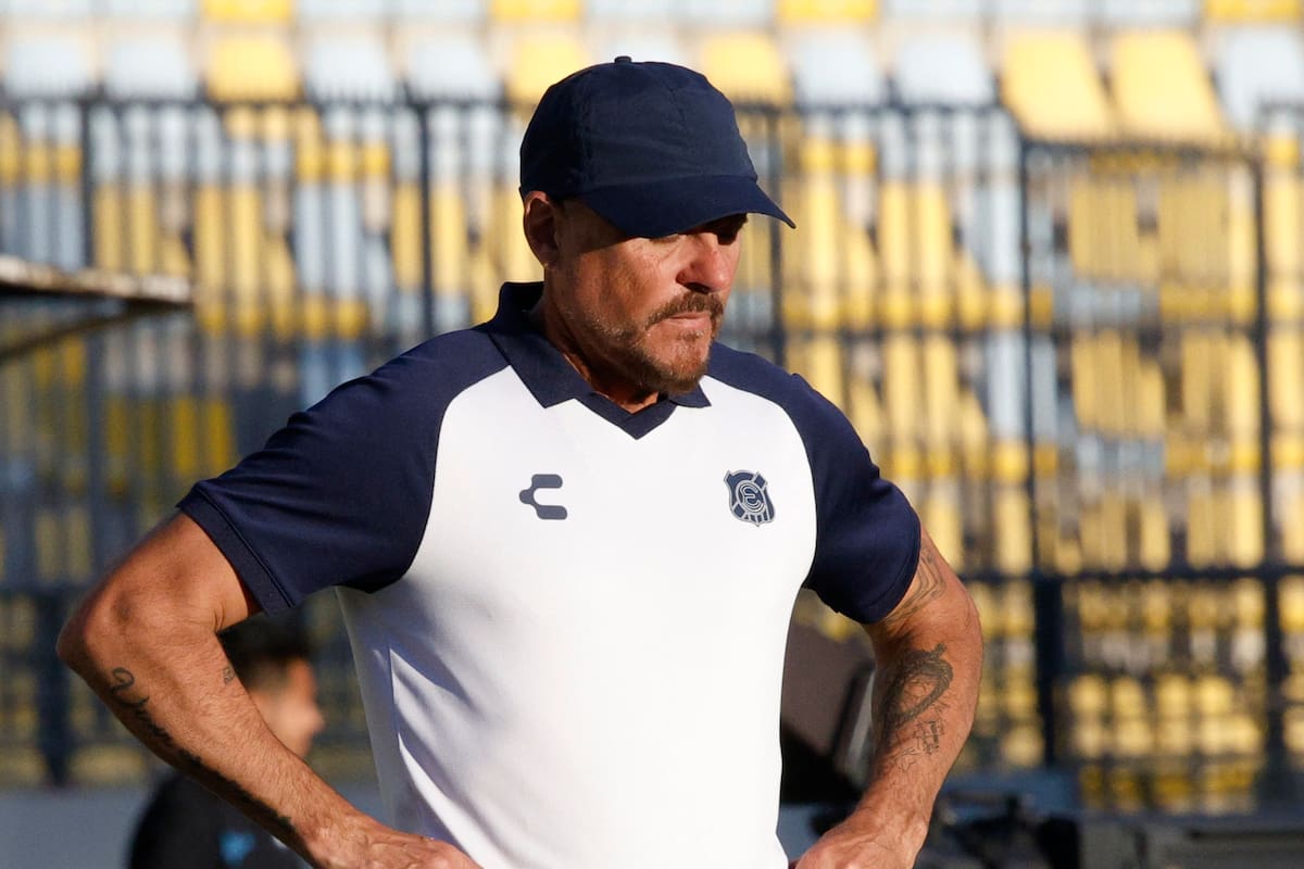 El entrenador argentino fue sacado de su cargo como director técnico de Everton de Viña del Mar. Foto: Agencia ATON.