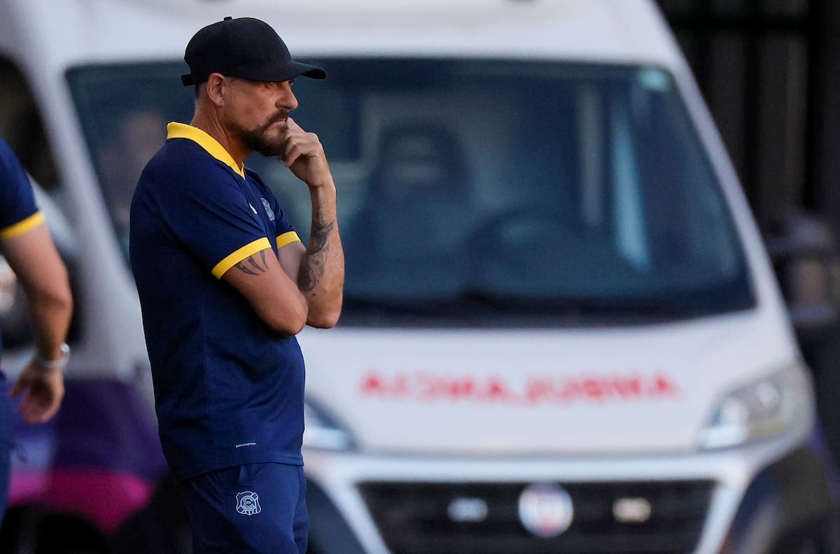 “Tremenda cama a Torrente”: hinchas de Everton y el comienzo furioso de su equipo tras la salida del DT