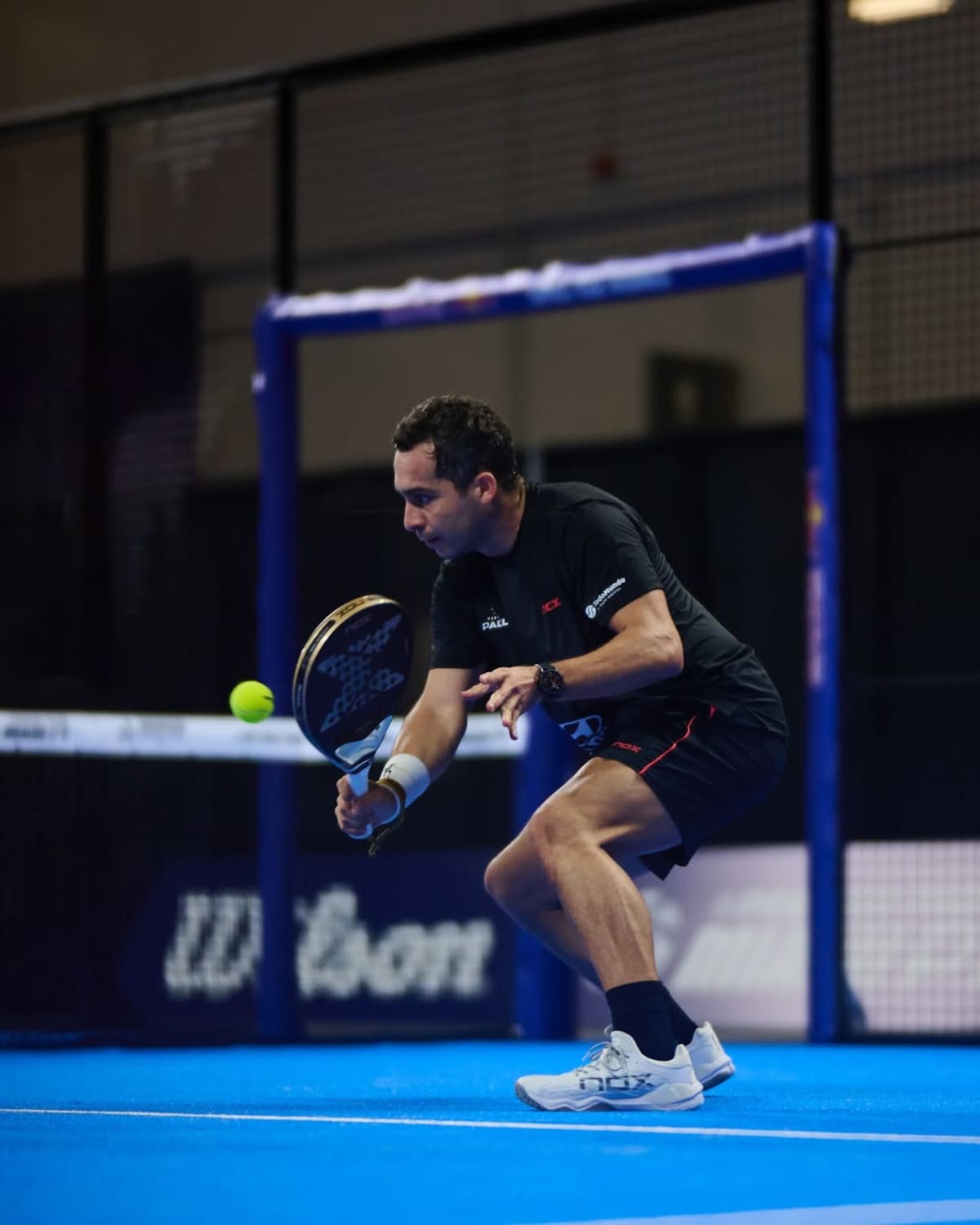 El chileno en uno de sus duelos del circuito Premier Pádel. Foto: Instagram @javier_valdesg