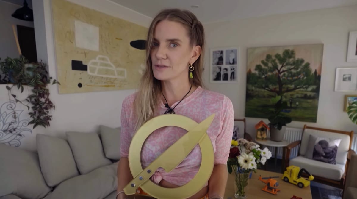 Aquí aparece mostrando su importante logro.