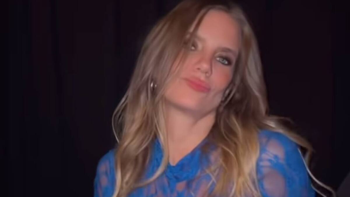 Con un osado look azul: Javiera Acevedo celebró sus 40 años con sus amigos de la farándula