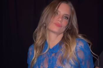 Con un osado look azul: Javiera Acevedo celebró sus 40 años con sus amigos de la farándula