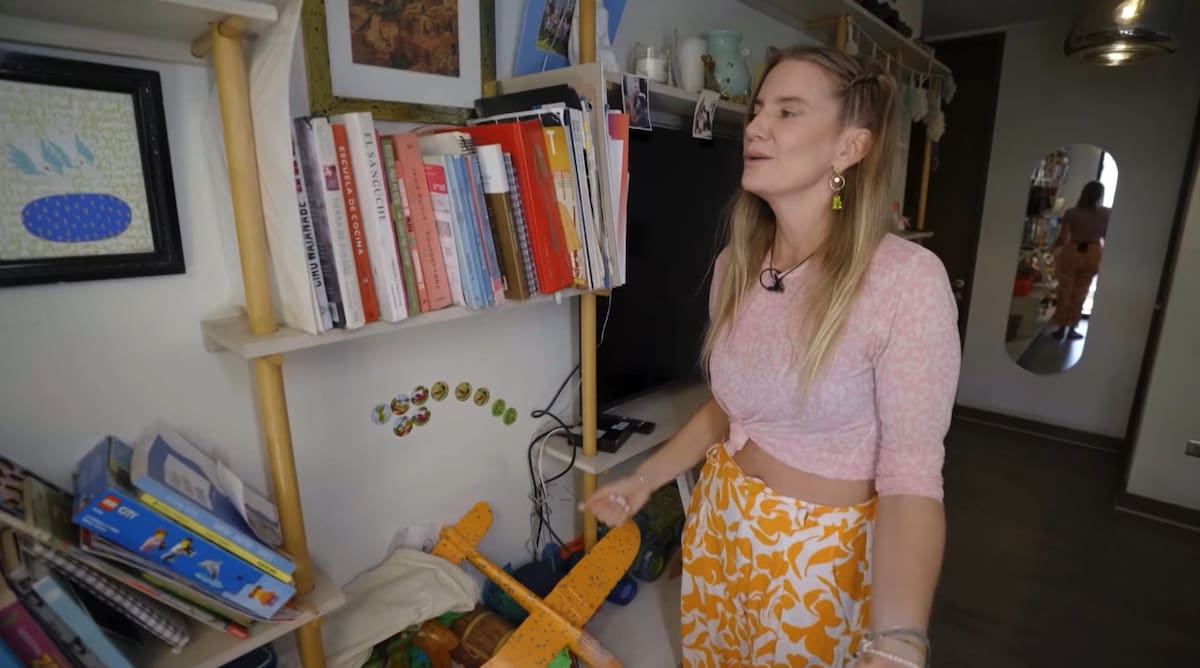 La actriz se rie al ver la gran cantidad de objetos de su casa.