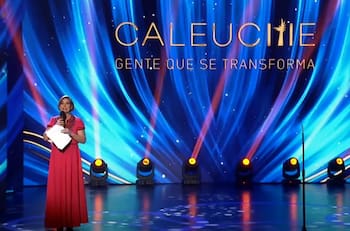 “No se le entiende”: Las ácidas críticas que recibió la animación de Javiera Contador en los Premios Caleuche