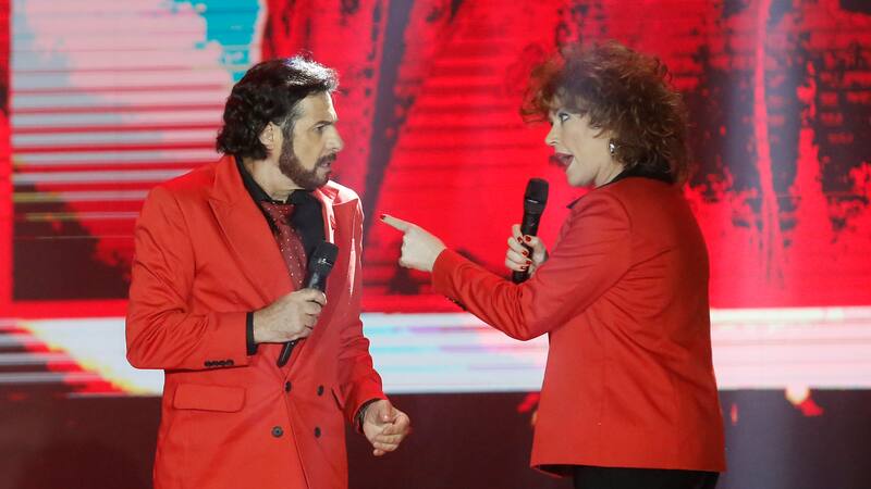 VIDEO: Javiera Contador y Fernando Larraín impactaron con su imitación de Pimpinela en la Teletón