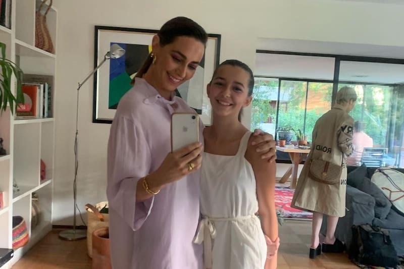 Javiera Díaz de Valdés y Rosa Mackenna posan juntas para la cámara.