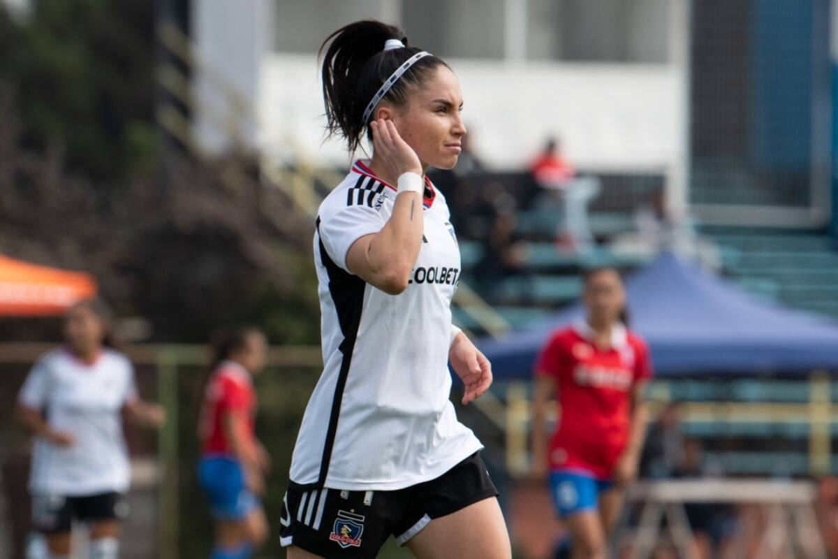 Javiera Grez se vio obligada a interceder ante unos hinchas que lanzaban piedras a las afueras del Estadio Monumental. Foto: Prensa Colo Colo.