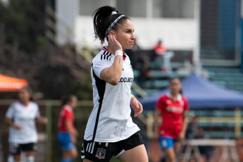 Javiera Grez se vio obligada a interceder ante unos hinchas que lanzaban piedras a las afueras del Estadio Monumental. Foto: Prensa Colo Colo.