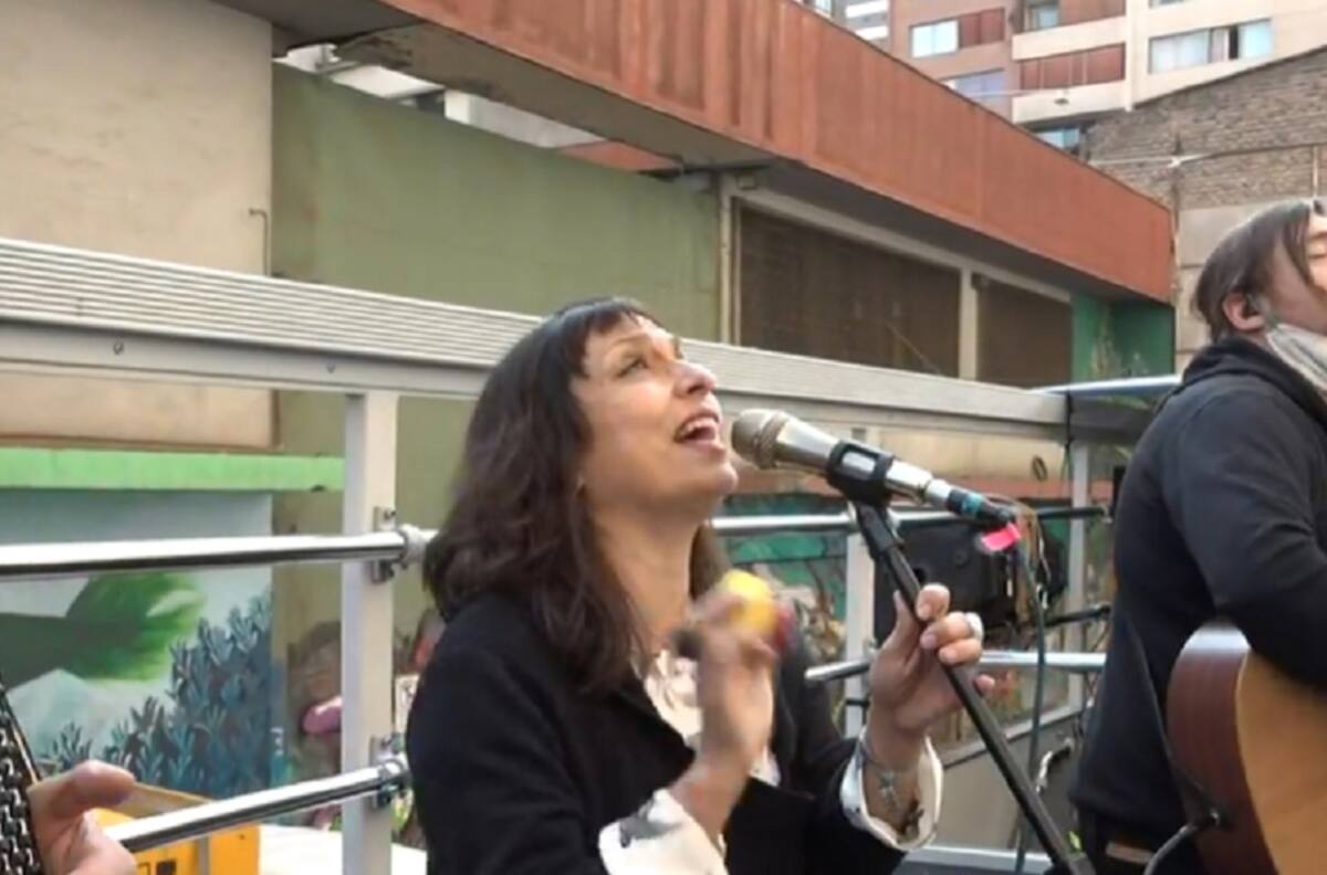 Así fue el concierto rodante de Javiera Parra & Los Imposibles para el día de la madre
