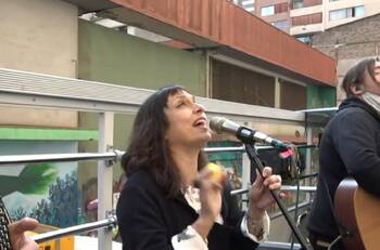 Así fue el concierto rodante de Javiera Parra & Los Imposibles para el día de la madre