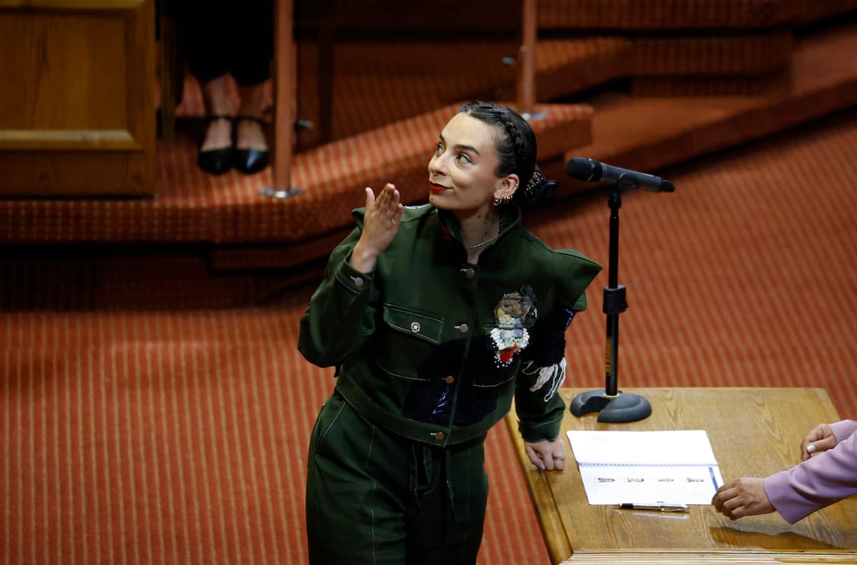 ¿Quién es Javiera Rodríguez, la polémica periodista que juró como diputada disfrazada de carabinero?