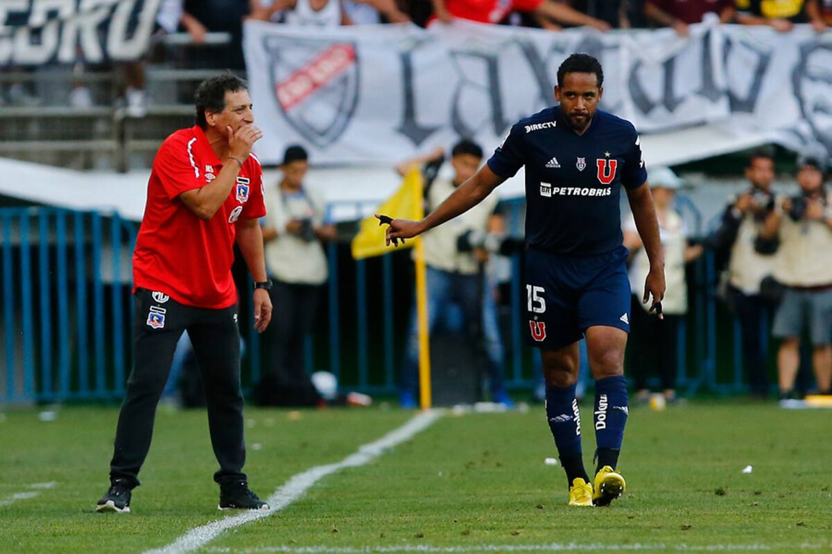 Jean Beausejour jugando el Superclásico entre la U y Colo Colo. Foto: Aton.