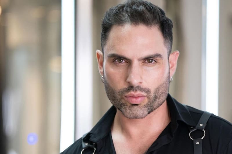 arregla el  pelo de muchos famosos.