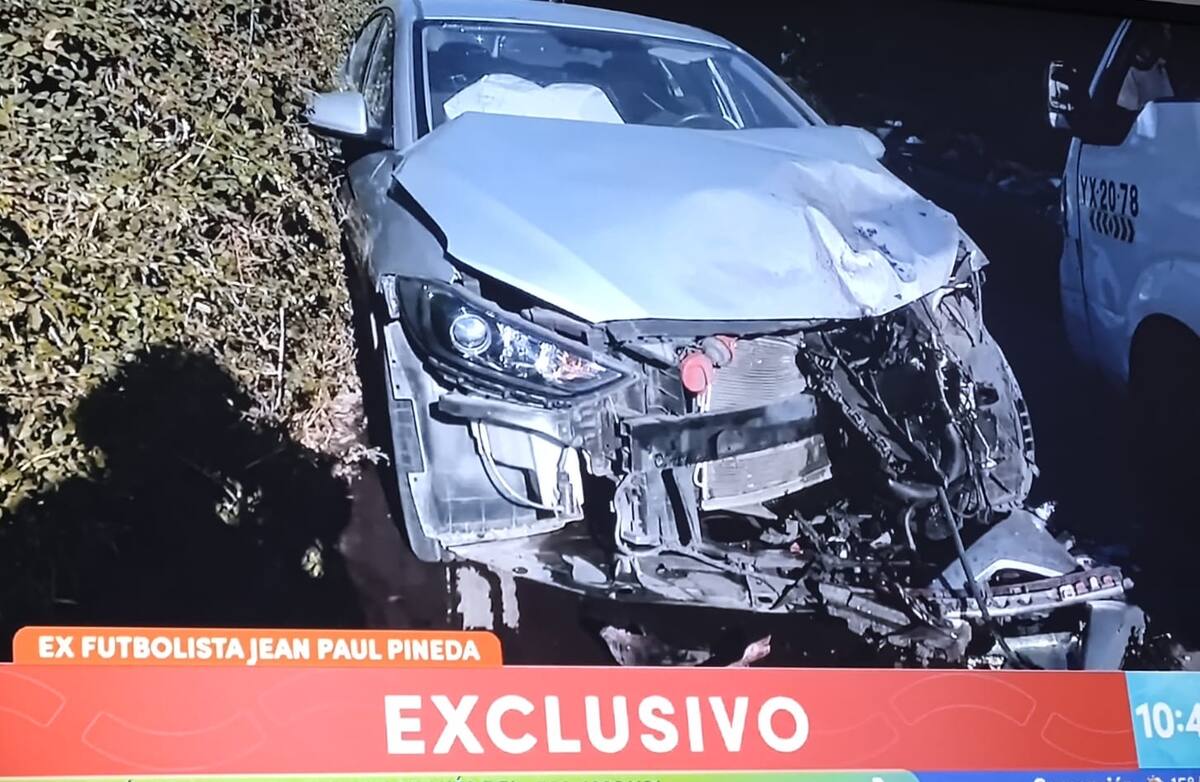 Así quedó uno de los autos involucrados en el accidente.