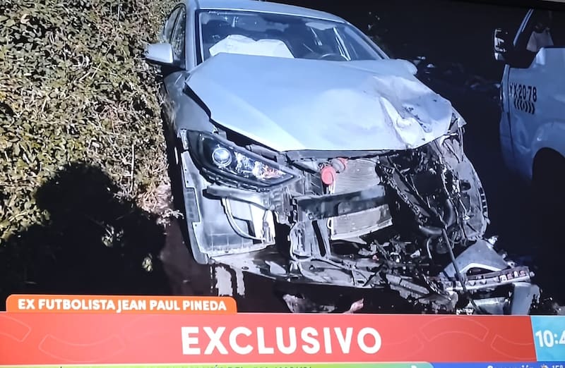 Así quedó uno de los autos involucrados en el accidente.