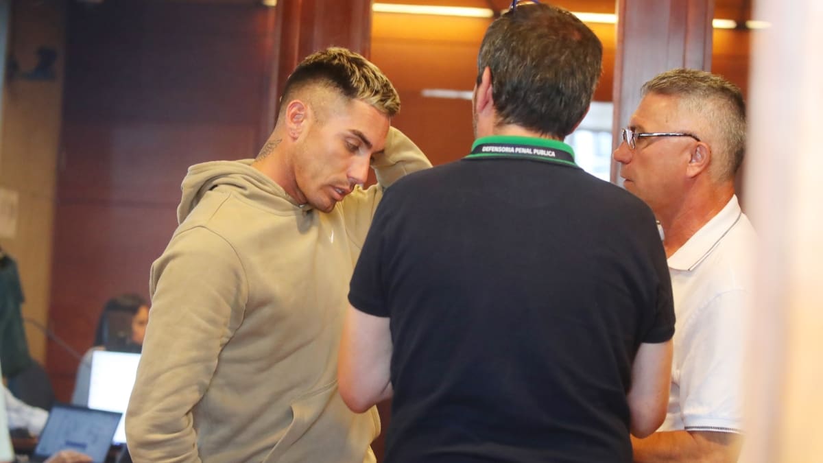 Fue condenado por VIF, está con arresto domiciliario y recibirá millonario monto del Sifup