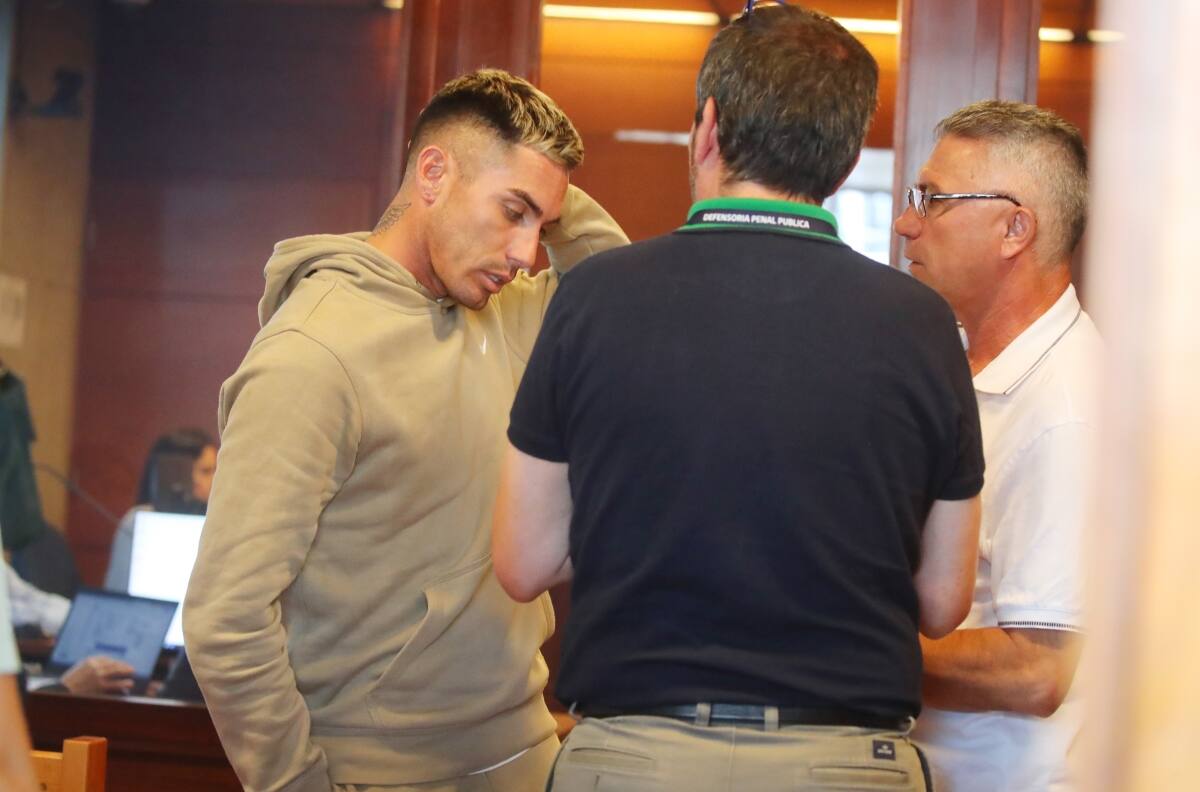 Fue condenado por VIF, está con arresto domiciliario y recibirá millonario monto del Sifup
