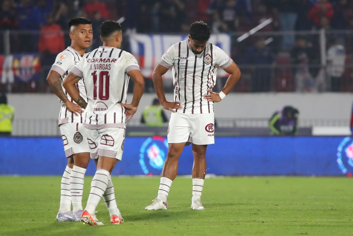 El volante fue pifiado por los hinchas de la U. Foto: Aton.