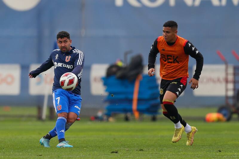 El volante jugando amistoso por Universidad de Chile.