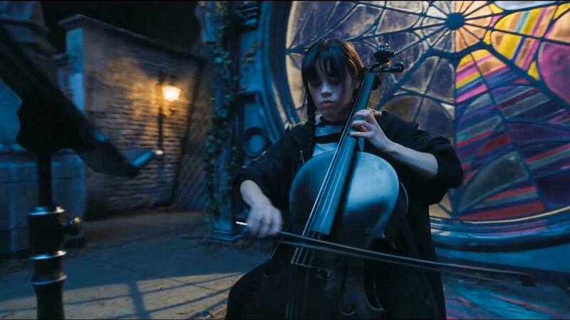 La actriz tuvo que aprender a tocar instrumentos y otros idiomas para Merlina