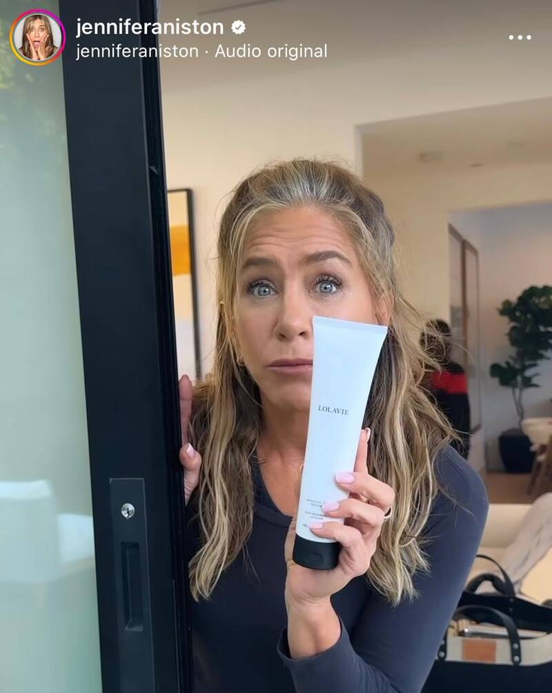 Jennifer Aniston causa sensación al mostrar sus canas