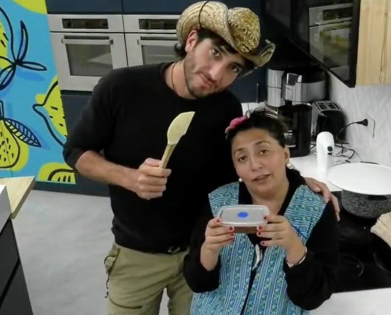 Jennifer Galvarini mostrando su regalo para "Gran Hermano". Foto: CHV.