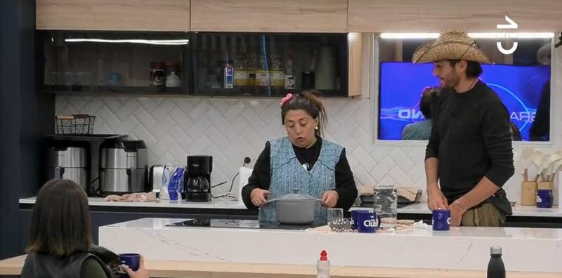 Jennifer Galvarini y Federico Farrell preparando la mermelada. Foto: CHV.