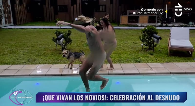 Pincoya y Fede se lanzaron desnudos a la piscina.