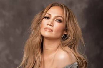 Jennifer Lopez deja poco a la imaginación con diminuto traje de baño
