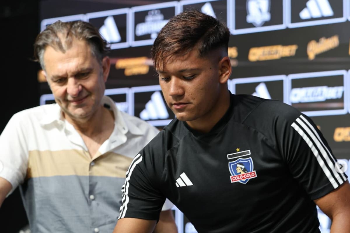 firmando su contrato en Colo Colo.