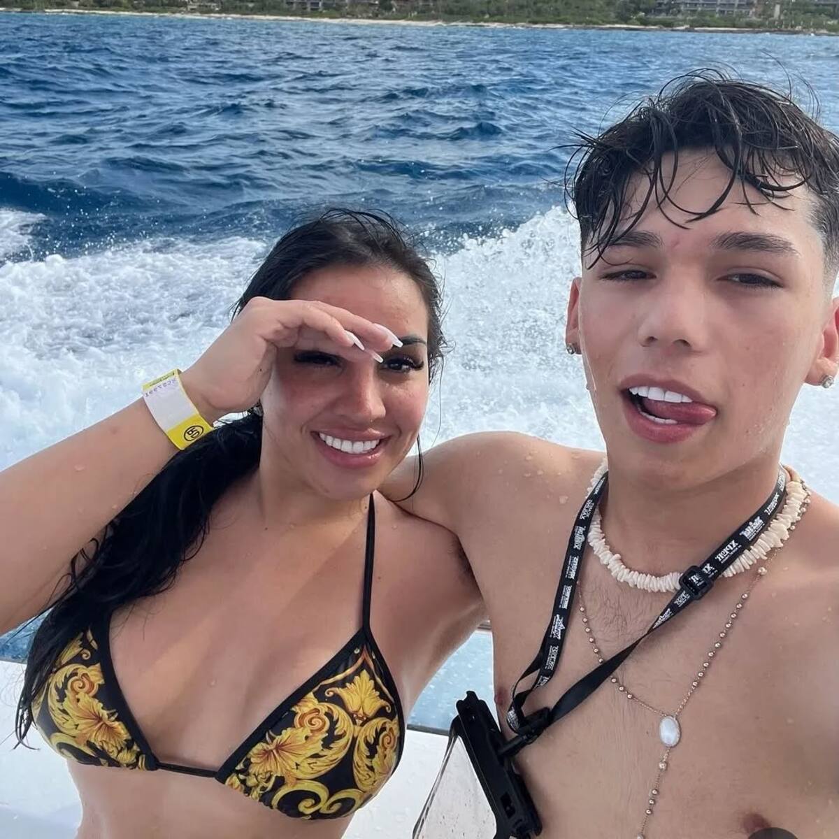 La nueva novia de Lucas Cepeda con el artista urbano.