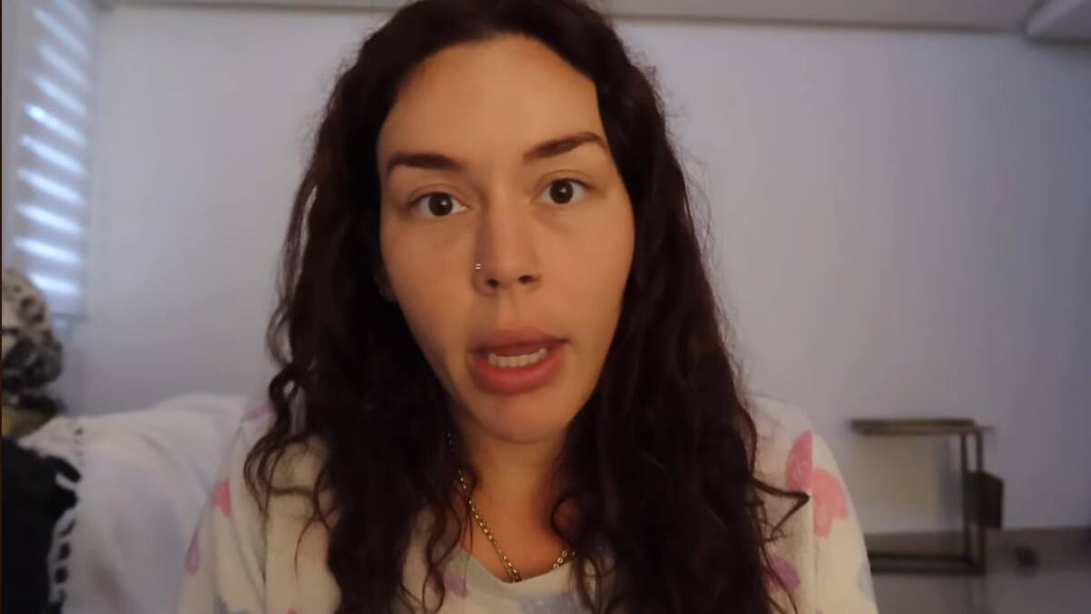 La influencer reapareció en su canal de YouTube habalndo sobre el divorcio de sus padres. Créditos: YouTube.