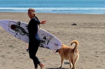 Es portuguesa, se enamoró de Chile y ahora es la reina del surf nacional: “Agradecida de mi vida cerca del mar”