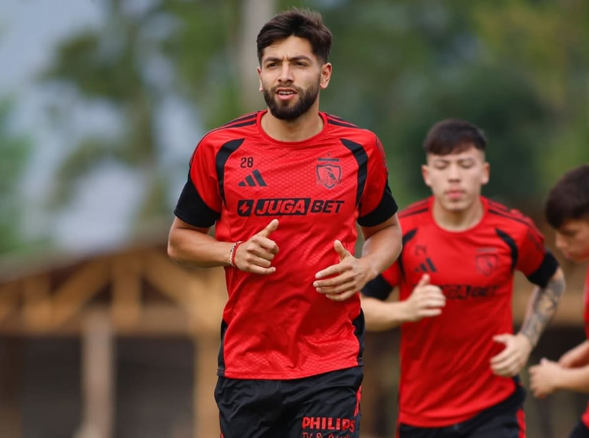 El lateral no viajó con la delegación de Colo Colo a Uruguay. Será padre y solicitó quedarse en Chile unos días. Foto: @colocoloficial.