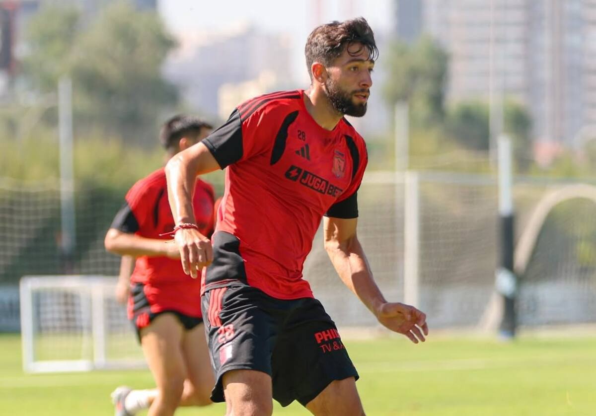 El lateral no viajó junto a la delegación de Colo Colo a Uruguay. Foto @colocolooficial.