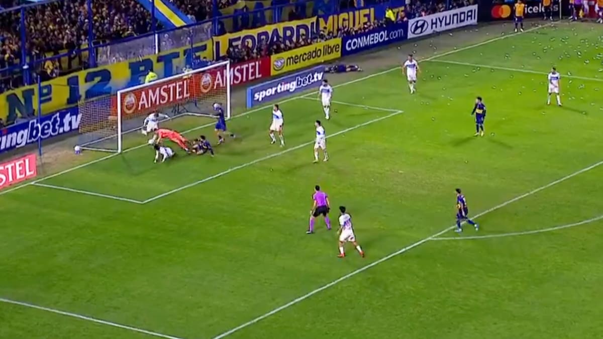 VIDEO | ¡Lo gritaban todos! Jhojan Valencia sacó de la línea el gol de Boca Juniors y dejó con vida a la UC
