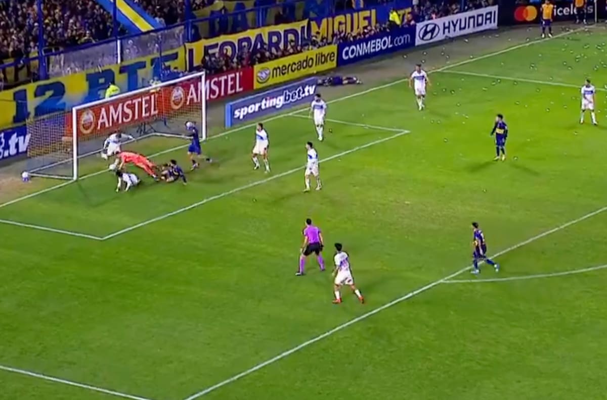 VIDEO | ¡Lo gritaban todos! Jhojan Valencia sacó de la línea el gol de Boca Juniors y dejó con vida a la UC