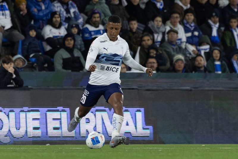 El mediocampista colombiano acercó posturas con la dirigencia de la UC para extender su contrato. Foto: Felipe Escobedo