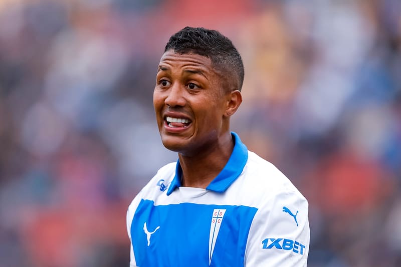 El mediocampista colombiano está negociando su continuidad en Universidad Católica para 2026. Foto: Agencia ATON.