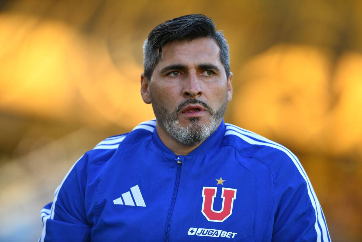 El DT marcó diferencias con Paqui Meneghini en la rueda de prensa. Foto: Aton.